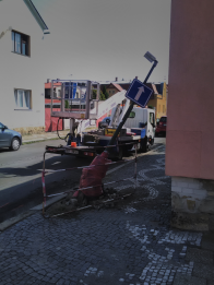 zajištěný stožár VO bezprostředně po silniční nehodě.jpg